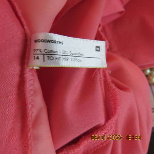 Summer cropped crimson colour pants in stretch cotton size 38/14 by WOOLWORTHS.As new.