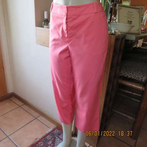 Summer cropped crimson colour pants in stretch cotton size 38/14 by WOOLWORTHS.As new.