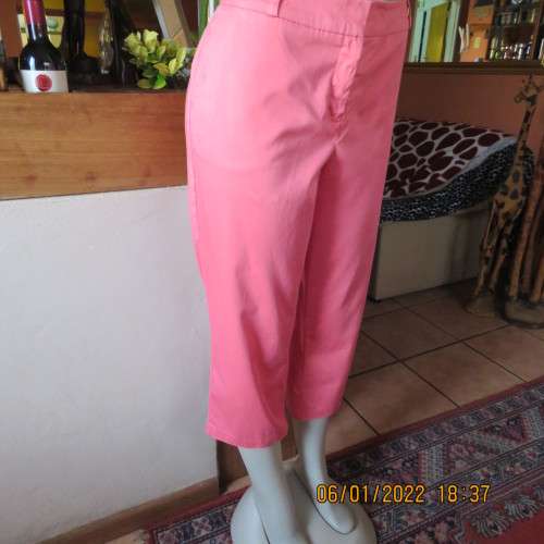 Summer cropped crimson colour pants in stretch cotton size 38/14 by WOOLWORTHS.As new.