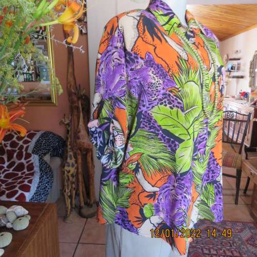 Striking picture print top in purple/orange/green and black by SPINDRIFTER Hawaii.Size 38/14 As new.