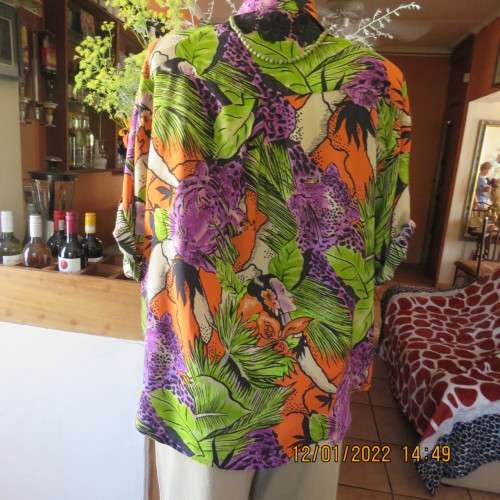 Striking picture print top in purple/orange/green and black by SPINDRIFTER Hawaii.Size 38/14 As new.