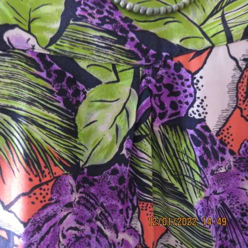 Striking picture print top in purple/orange/green and black by SPINDRIFTER Hawaii.Size 38/14 As new.