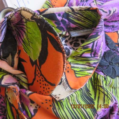 Striking picture print top in purple/orange/green and black by SPINDRIFTER Hawaii.Size 38/14 As new.