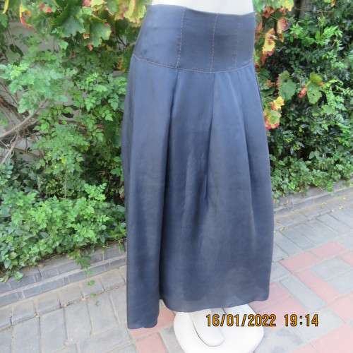 Amazing navy blue 100% silk skirt with wide stitched yoke and knife pleated skirt.Size 34. Lined.