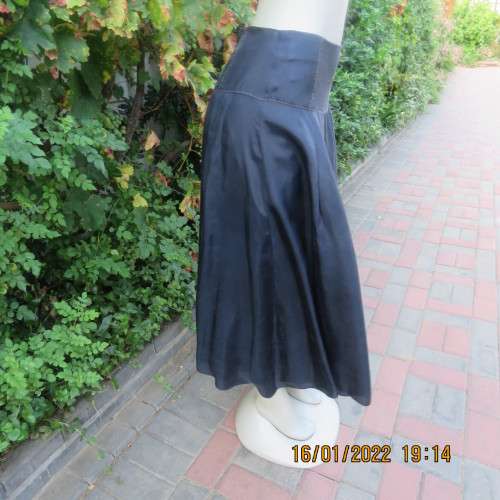 Amazing navy blue 100% silk skirt with wide stitched yoke and knife pleated skirt.Size 34. Lined.