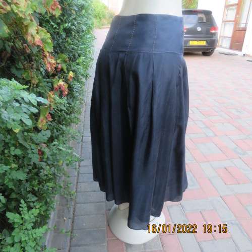 Amazing navy blue 100% silk skirt with wide stitched yoke and knife pleated skirt.Size 34. Lined.