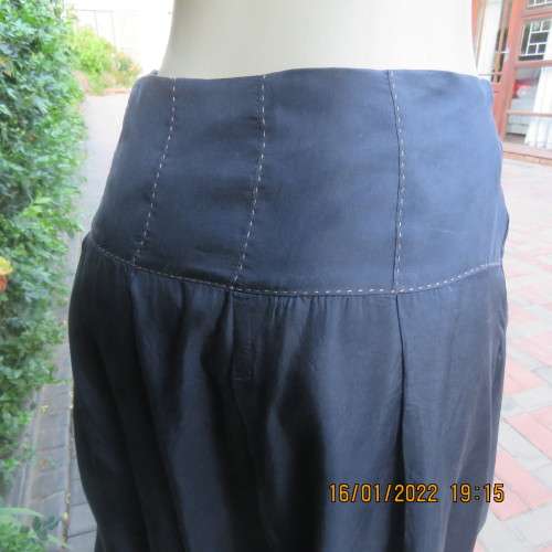Amazing navy blue 100% silk skirt with wide stitched yoke and knife pleated skirt.Size 34. Lined.