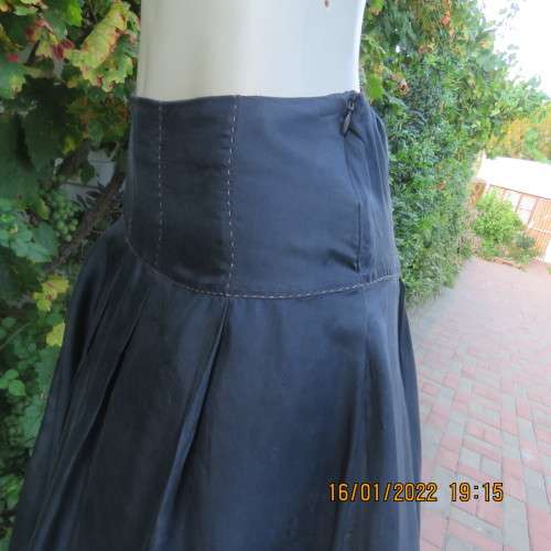 Amazing navy blue 100% silk skirt with wide stitched yoke and knife pleated skirt.Size 34. Lined.