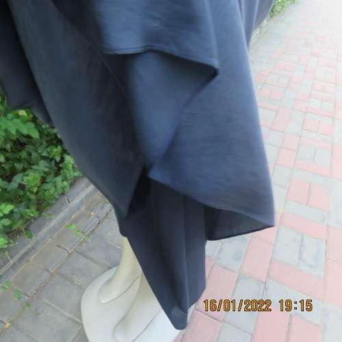 Amazing navy blue 100% silk skirt with wide stitched yoke and knife pleated skirt.Size 34. Lined.