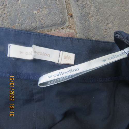 Amazing navy blue 100% silk skirt with wide stitched yoke and knife pleated skirt.Size 34. Lined.