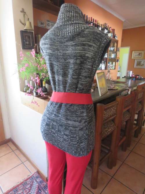 Stylish black/white mottled long acrylic knit sleeveless top.Foldover fireside collar.Size 36/12.