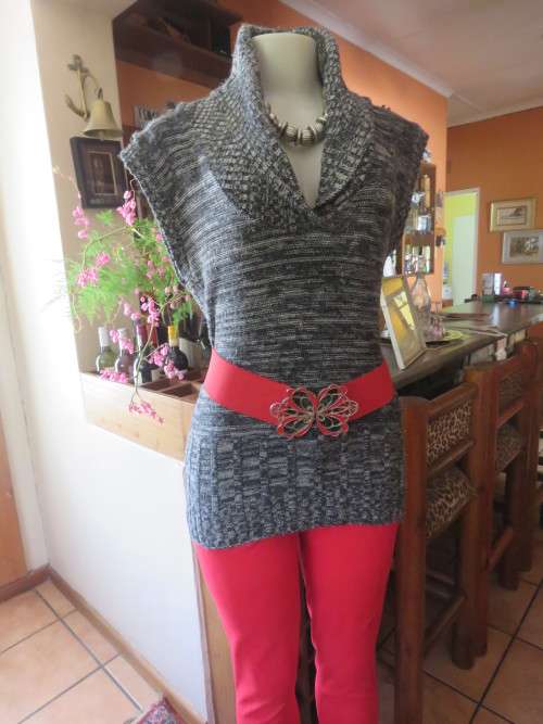 Stylish black/white mottled long acrylic knit sleeveless top.Foldover fireside collar.Size 36/12.