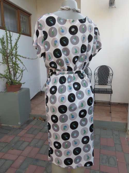 Vintage shift dress by DELSWA in white with black and grey polkadots and blue roses. Size 42/18