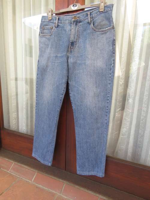 Men`s blue demin DAVID JONES jeans 36W and 79cm inside leg. Back/front pockets.Good cond.