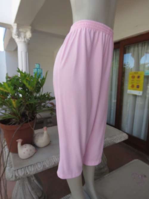 Comfy light rose pink corded polyester stretch cropped pants in size 42/18 by ENRICH from Thailand.