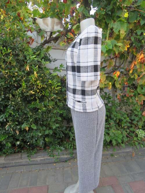 Cute large black/white check short sleeve cropped top.V neck and button down.Size 34 by FOSHINI