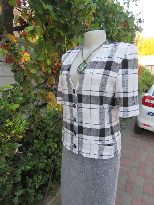 Cute large black/white check short sleeve cropped top.V neck and button down.Size 34 by FOSHINI