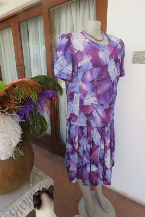 Vintage purple/pink geometric patterned dress by Nuvelle by ROSECRAFT size 44/20.Pleated bottom.
