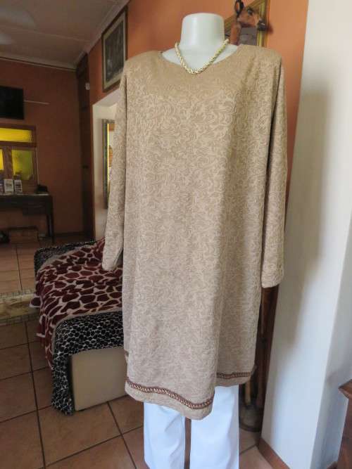 Go for effortless style in this embossed peanut colour stretch long sleeve top size 44/20. New cond.