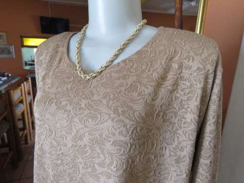Go for effortless style in this embossed peanut colour stretch long sleeve top size 44/20. New cond.
