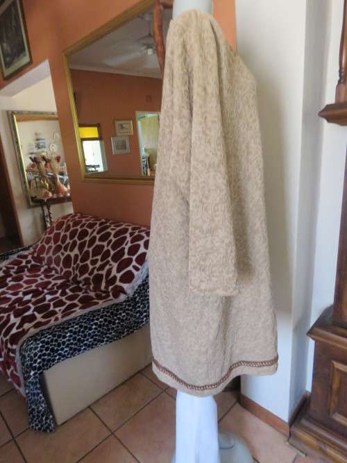 Go for effortless style in this embossed peanut colour stretch long sleeve top size 44/20. New cond.