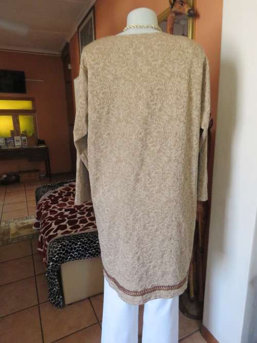 Go for effortless style in this embossed peanut colour stretch long sleeve top size 44/20. New cond.