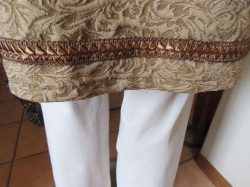 Go for effortless style in this embossed peanut colour stretch long sleeve top size 44/20. New cond.