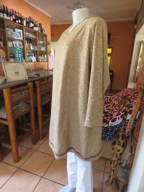 Go for effortless style in this embossed peanut colour stretch long sleeve top size 44/20. New cond.