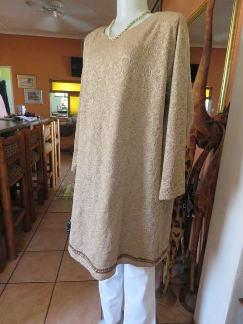 Go for effortless style in this embossed peanut colour stretch long sleeve top size 44/20. New cond.