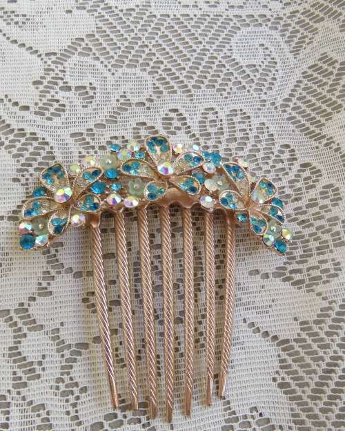 Glamorous metal gold toned hairclip with colourful stones. Suitable for long hair. New.