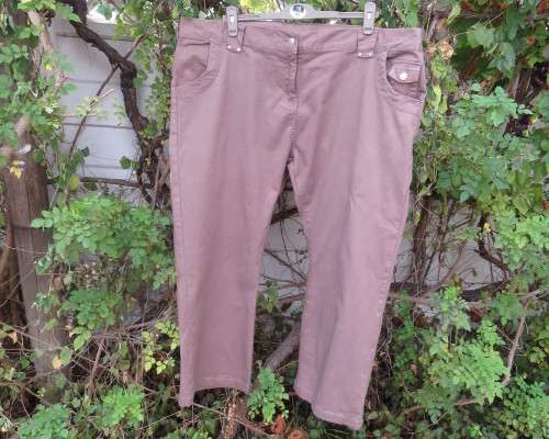 High quality KIABI WOMAN cotton stretch jeans in light brown size 56. Pockets back and sides.As new