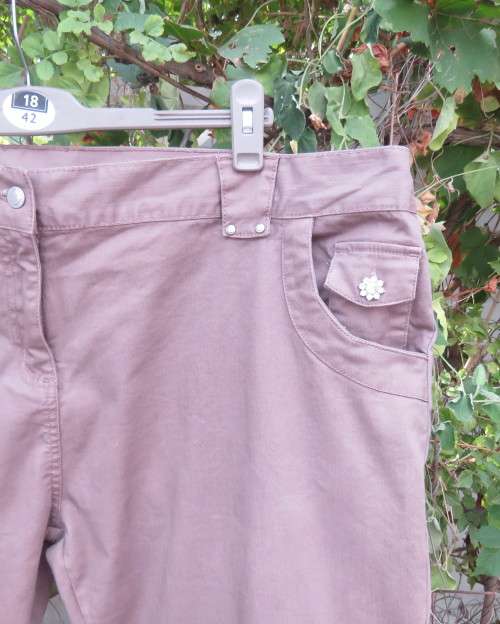 High quality KIABI WOMAN cotton stretch jeans in light brown size 56. Pockets back and sides.As new