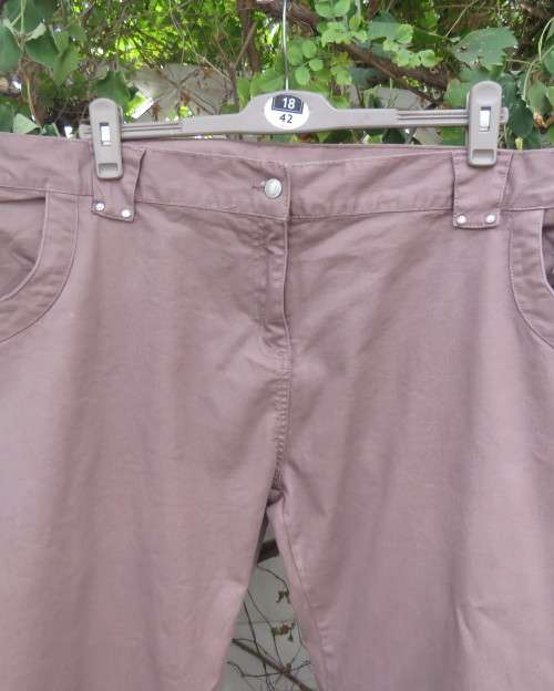 High quality KIABI WOMAN cotton stretch jeans in light brown size 56. Pockets back and sides.As new