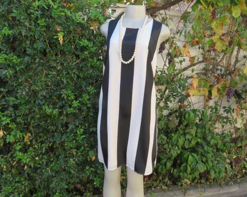 Flattering black/white wide vertical striped shift dress by OASIS size 38/14. Zip at back.As new.