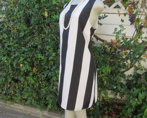 Flattering black/white wide vertical striped shift dress by OASIS size 38/14. Zip at back.As new.
