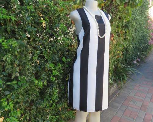 Flattering black/white wide vertical striped shift dress by OASIS size 38/14. Zip at back.As new.