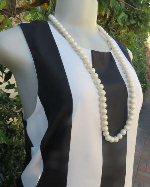 Flattering black/white wide vertical striped shift dress by OASIS size 38/14. Zip at back.As new.