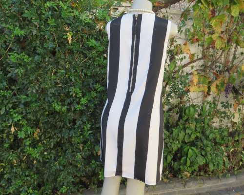Flattering black/white wide vertical striped shift dress by OASIS size 38/14. Zip at back.As new.
