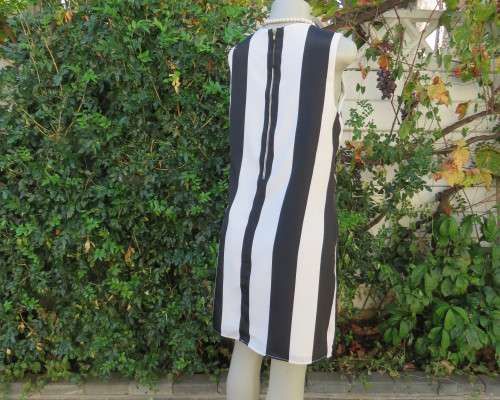Flattering black/white wide vertical striped shift dress by OASIS size 38/14. Zip at back.As new.