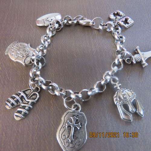 Beautiful bracelet with 7 charms on stainless steel chain. Length 18cm. New condition.