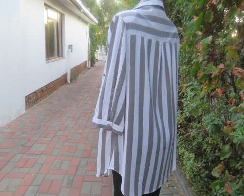 Fabulous extra long top/shirt in grey/white vertical stripes. Yoked. Elbow length sleeves.Size 40/16