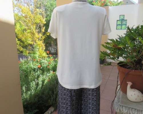 White short sleeve T Shirt by ATMOSPHERE size 38/14 in poly/viscose stretch.Logo BE WHAT YOU DARE.