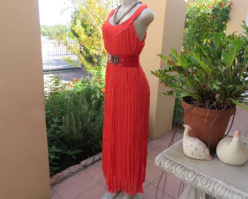 Stunning scarlet red long evening dress in sheer creased polyester with lining.Size 42/18 by OASIS.