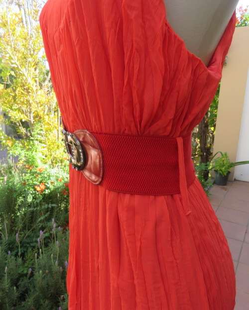 Stunning scarlet red long evening dress in sheer creased polyester with lining.Size 42/18 by OASIS.