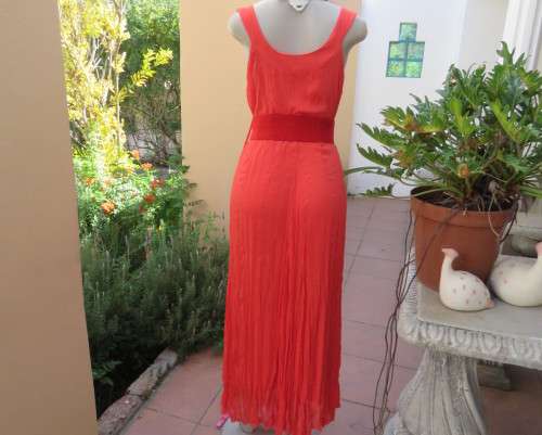 Stunning scarlet red long evening dress in sheer creased polyester with lining.Size 42/18 by OASIS.