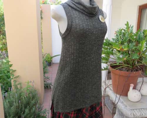 Fabulous olive green poloneck long knitted top in viscose/poly stretch.Size 34 to 36.By COTTON ON.