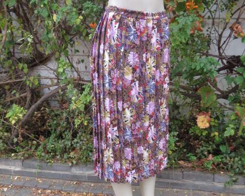 Fabulous permanent knife pleated patterned skirt in silky polyester.Size 44/20.Elasticated waist.