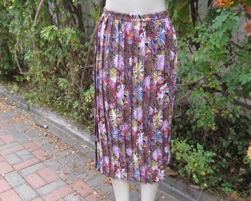 Fabulous permanent knife pleated patterned skirt in silky polyester.Size 44/20.Elasticated waist.