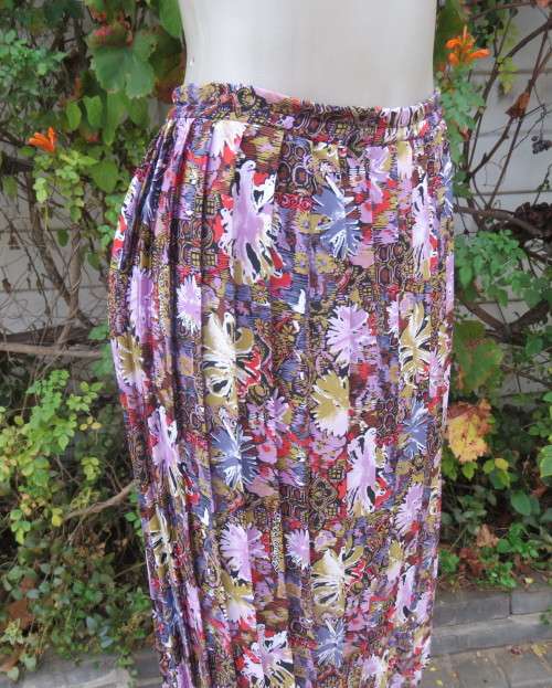 Fabulous permanent knife pleated patterned skirt in silky polyester.Size 44/20.Elasticated waist.
