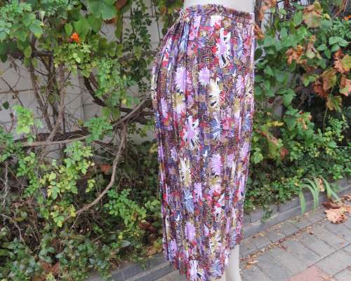 Fabulous permanent knife pleated patterned skirt in silky polyester.Size 44/20.Elasticated waist.